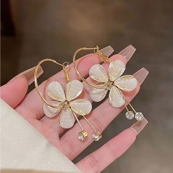 🌺 Betsey Johnson Stunning & Elegant Crystal Floral Gold and Cream Earrings 🌺 - Picture 4 of 7